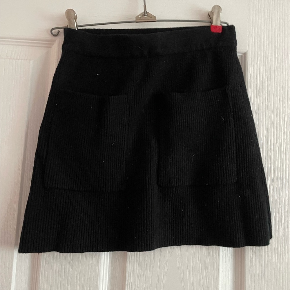 Knit black skirt